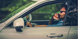 araçta cep telefonu ile görüşme